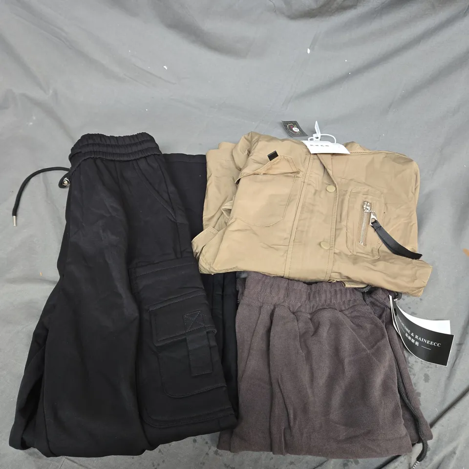 LOT OF 3 ASSORTED CLOTHING ITEMS TO INCLUDE - JACKET - CARGO JOGGERS - LOUNGE PANTS