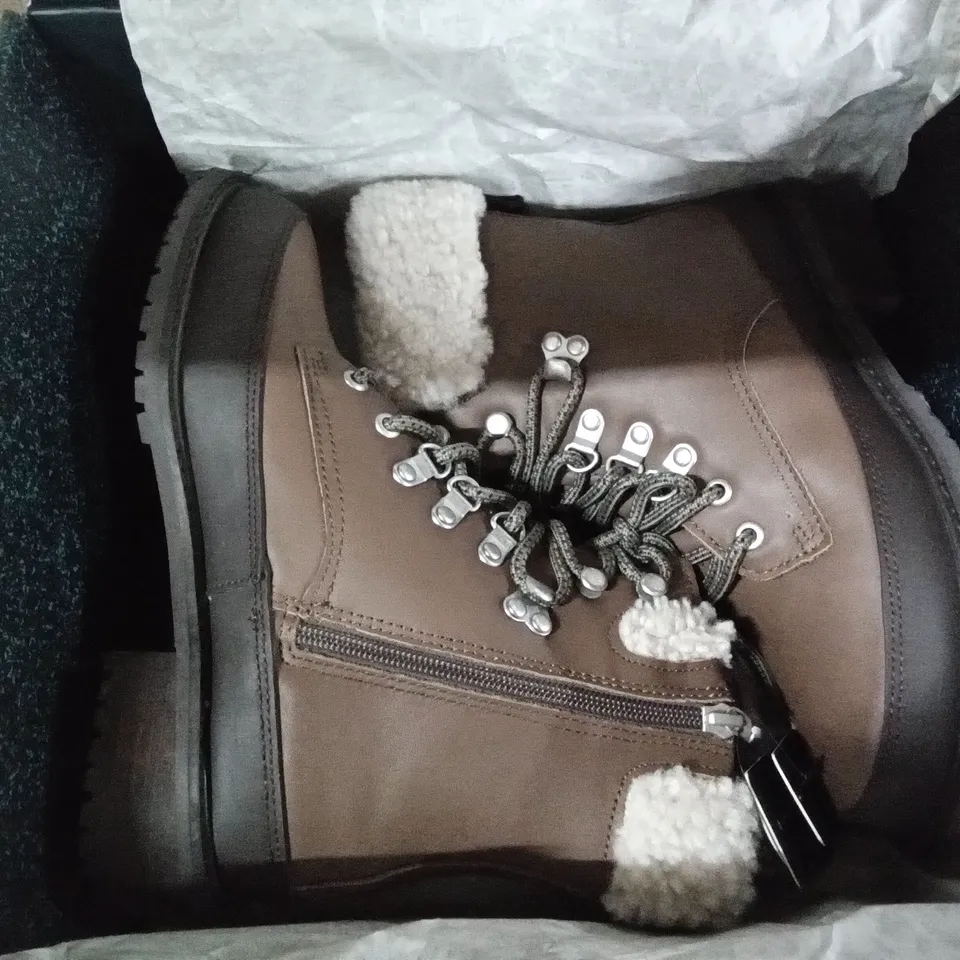 4 SHOE BOXES CONTAINING EMU OKAB WATERPROOF BOOTS OAK SIZE 4
