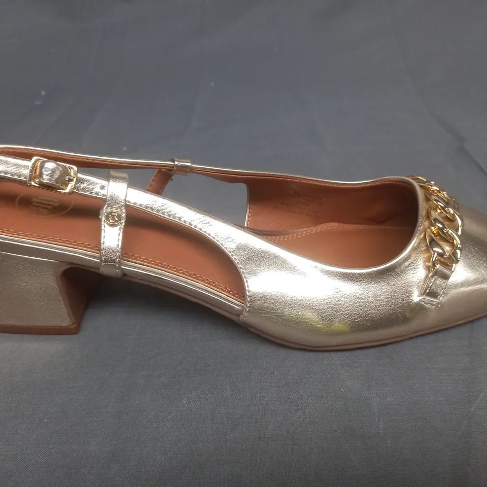 PAIR OF RIVER ISLAND HEELED PUMPS WITH GOLD CHAIN EMBELLISHMENT IN GOLD METALLIC SIZE UK 7