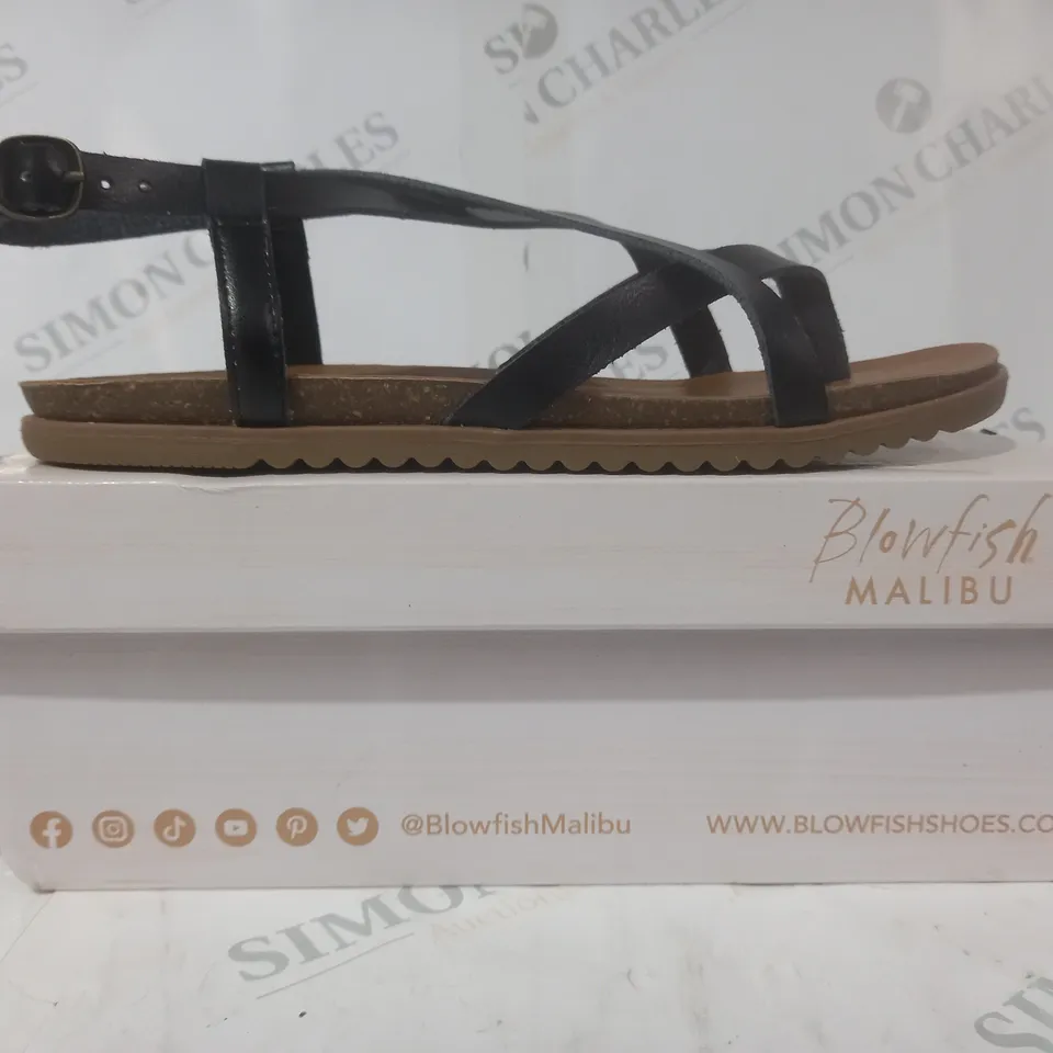 BOXED PAIR OF BLOWFISH MALIBU TOE POST STRAPPY FLAT SANDALS IN BLACK SIZE 7