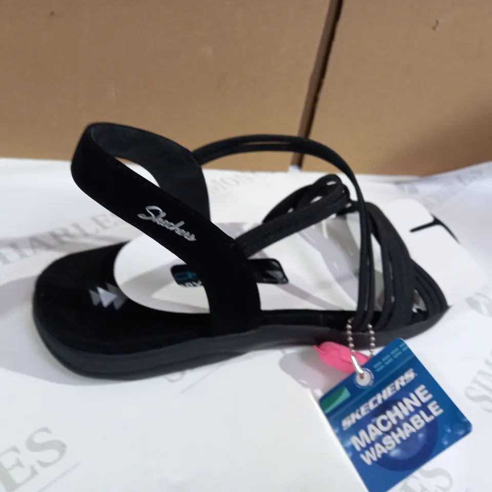SKETCHERS BLACK SANDALS SIZE 7