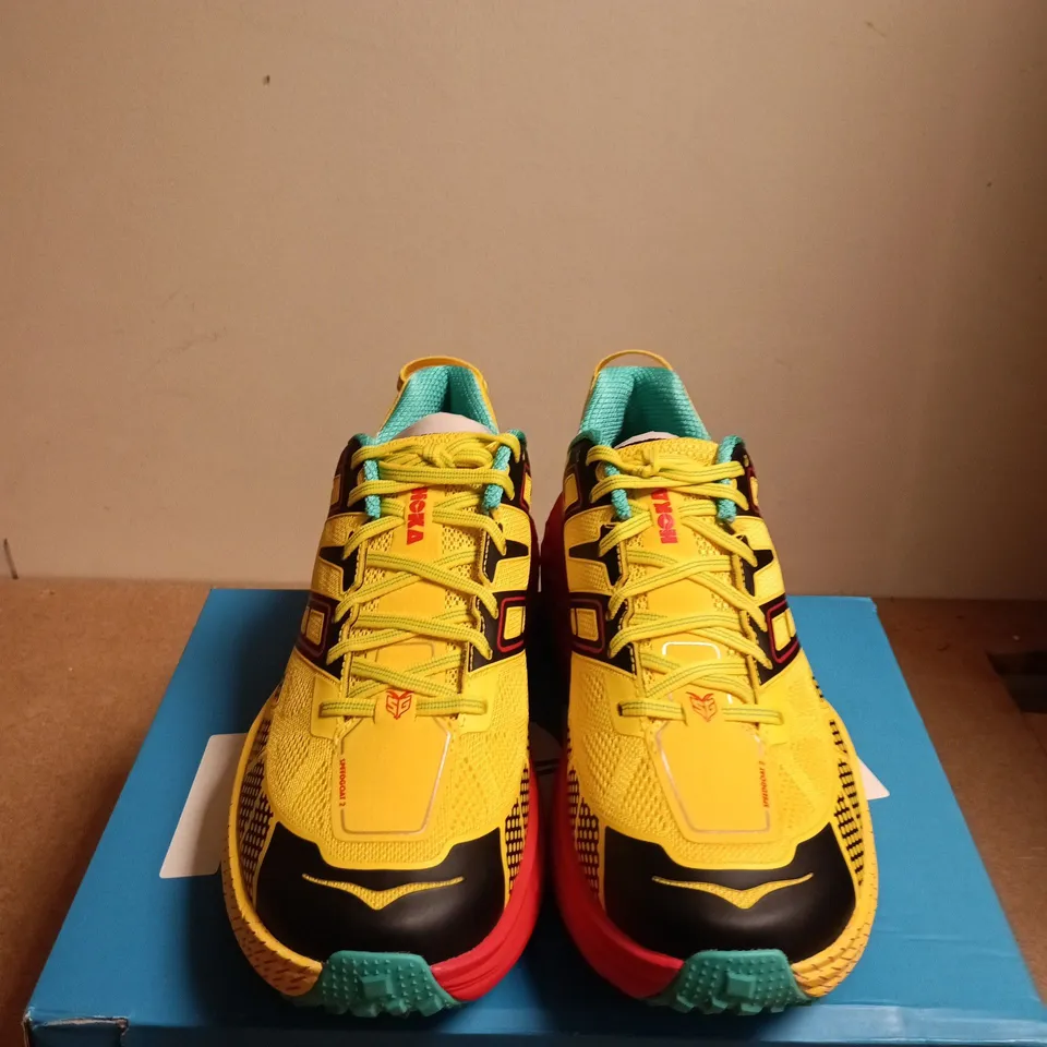 BOXED PAIR OF HOKA SPEEDGOAT 2 RUNNING SHOES - YELLOW/BLACK, VIBRAM SOLE, UK 10