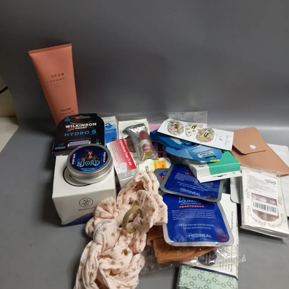 LOT OF ASSORTED HEALTH AND BEAUTY PRODUCTS INCLUDING HAIR CARE AND SKIN CARE