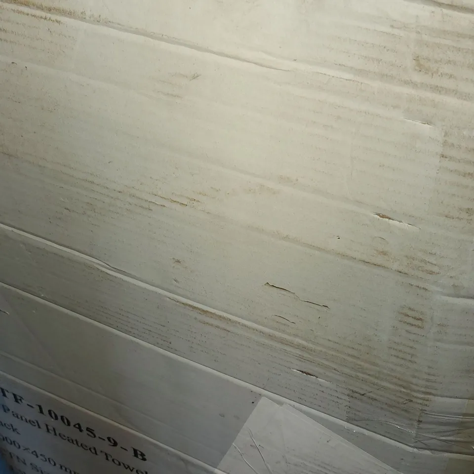 BOXED FLAT PANEL HEATED TOWEL RAIL RADIATOR (1 BOX)