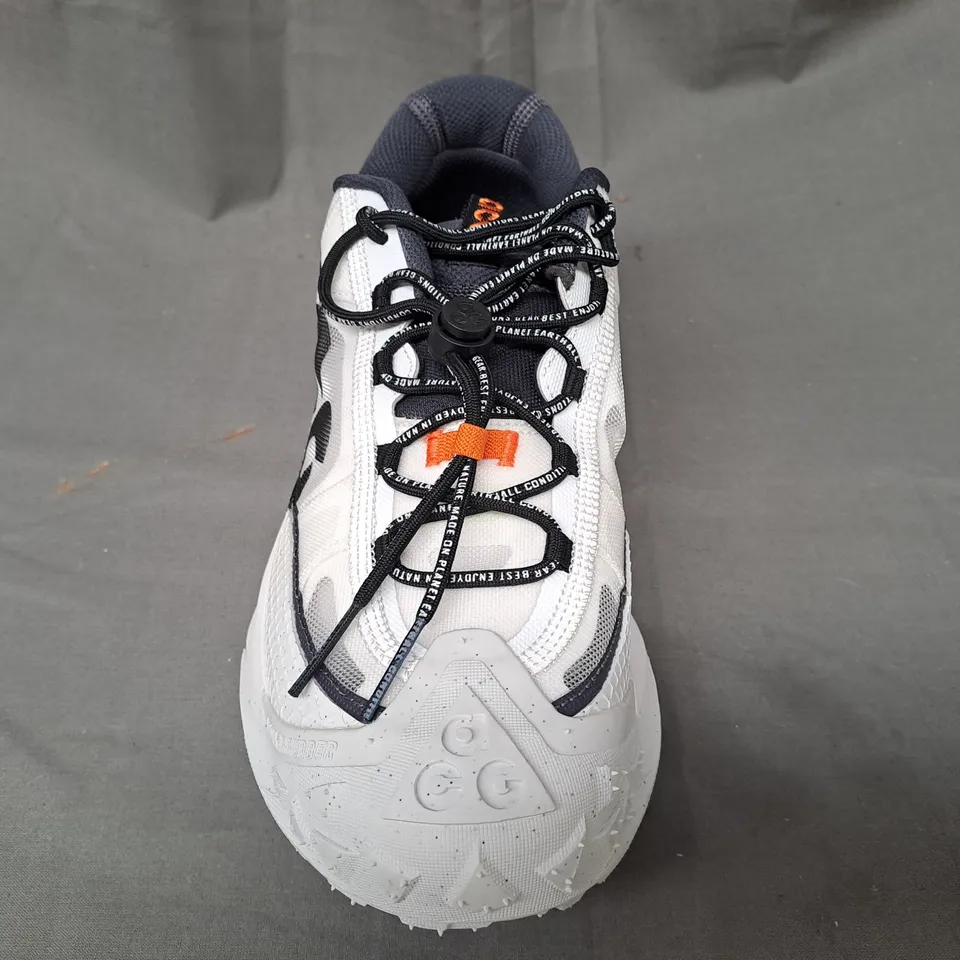 BOXED PAIR OF NIKE ACG MOUNTAIN FLY 2 LOW SHOES IN WHITE UK SIZE 9