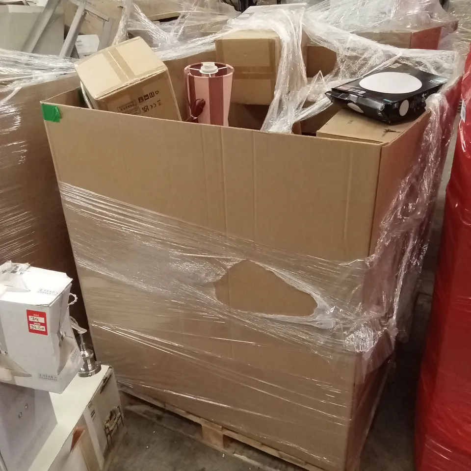 PALLET TO CONTAIN APPROXIMATELY 23 ASSORTED DESIGNER LIGHTING PRODUCTS