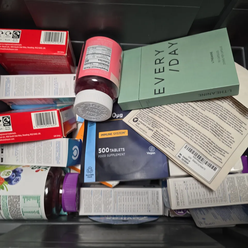 APPROXIMATELY 15 ASSORTED VITAMIN/HEALTH AID PRODUCTS TO INCLUDE VITAMIN B12, CHEWY VITES, COLLAGEN GUMMIES, ETC - COLLECTION ONLY