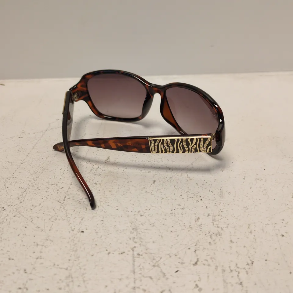Guess Sunglasses – tortoiseshell frame, gradient lenses
