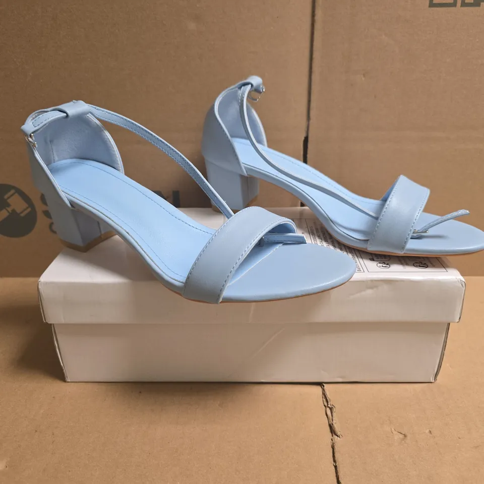BOXED PAIR OF UNBRANDED OPEN TOE BLOCK HEEL SANDALS IN LIGHT BLUE SIZE EU 39