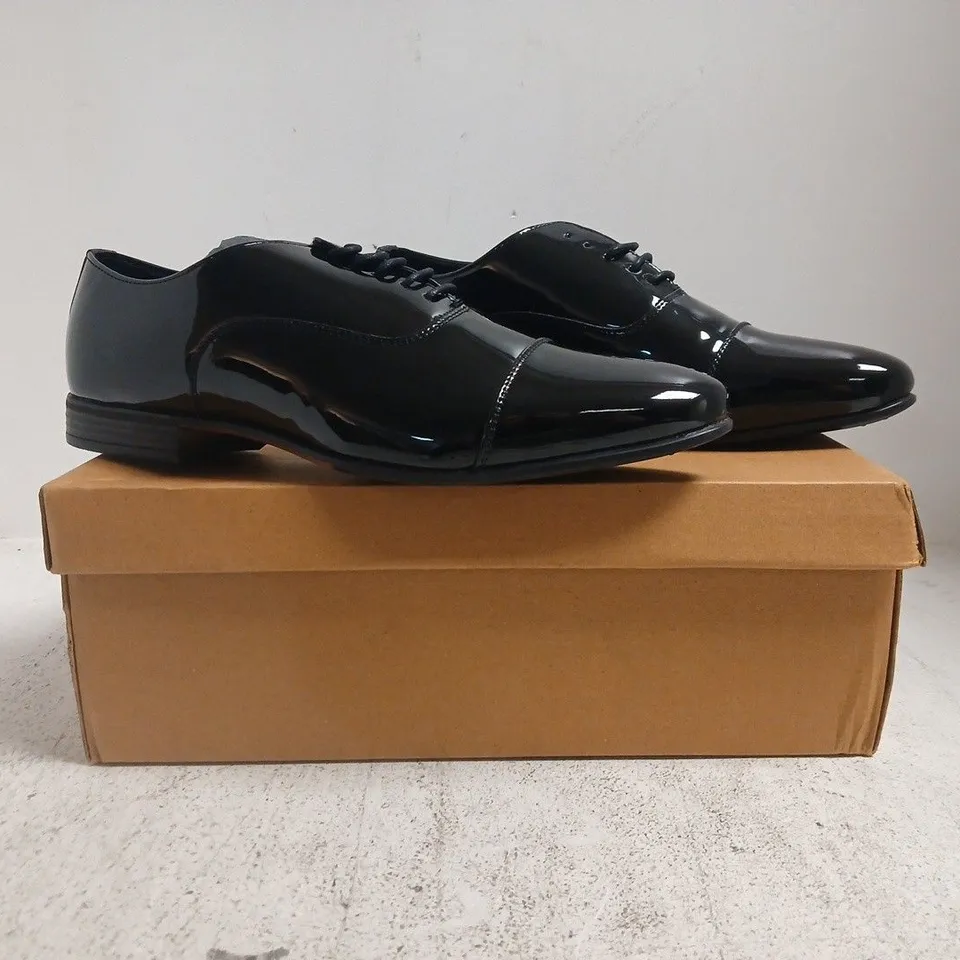 BOXED PAIR OF MAN LACE UP SHOES IN GLOSSY BLACK SIZE UK 9