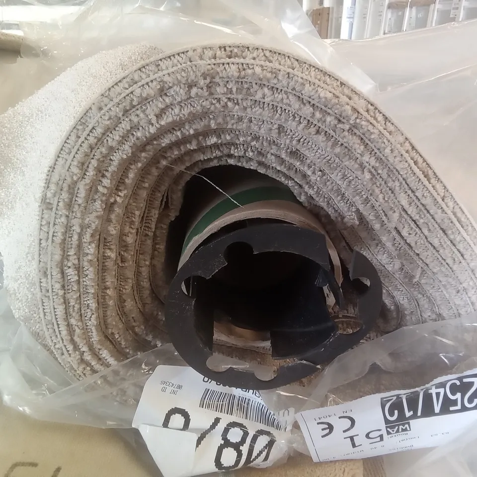 ROLL OF QUALITY EC AURA BUBBLES CARPET 6.4×4M