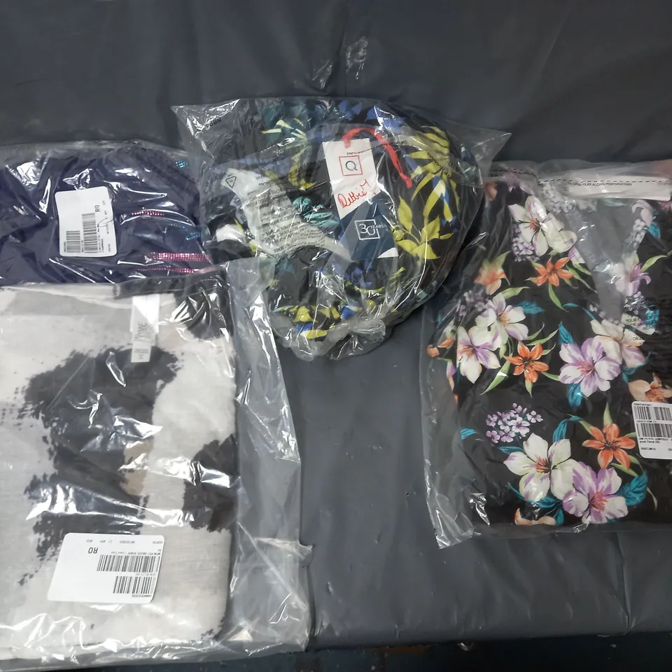 APPROXIMATELY 20 ASSORTED LADIES CLOTHING IN VARIES SIZES, COLOURS AND STYLES