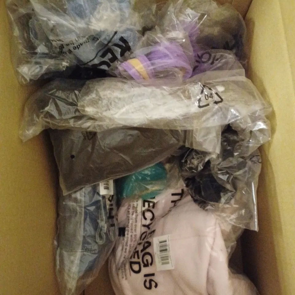 BOX OF APPROXIMATELY 20 ASSORTED CLOTHING PRODUCTS IN VARIOUS BRANDS & SIZES TO INCLUDE TENNIS SKIRT, BIKINI BOTTOMS, JEANS ETC