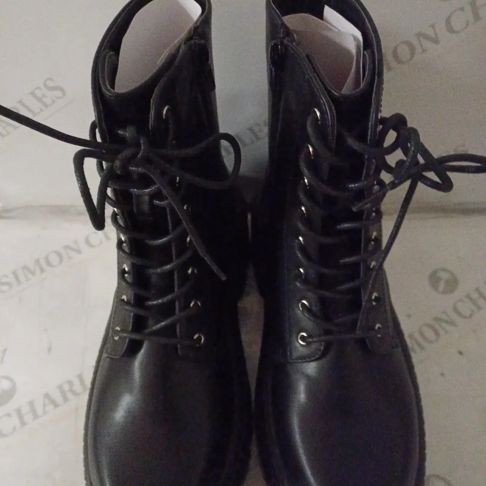 BOXED PAIR OF KOI WOMEN'S TALWAR CHUNKY STOMPER BOOTS SIZE 7