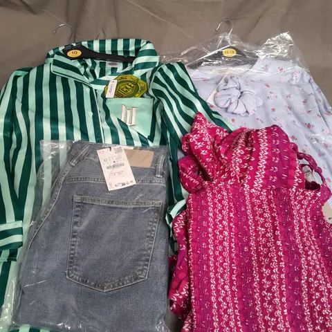 APPROXIMATELY 20 ASSORTED CLOTHING ITEMS IN VARIOUS SIZES AND STYLES TO INCLUDE - PYJAMAS, JEANS, JUMPSUIT, ETC