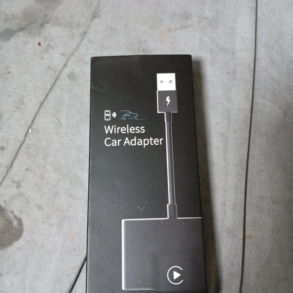 BOX OF APPROXIMATELY 10 ASSORTED AUTOMOTIVE ITEMS INCLUDING X10 BIKE CHAIN , WIRELESS CAR ADAPTER AND MAGNETIC WIRELESS CAR CHARGER