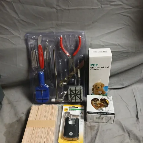 APPROXIMATELY 20 ASSORTED HOUSEHOLD ITEMS TO INCLUDE PET GROOMING HAIR CLIPPER, YALE PADLOCK AND WOODEN LOLLIPOP STICKS
