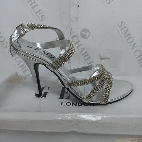 BOX OF APPROXIMATELY 15 ASSORTED SHOES TO INCLUDE SILVER HEELS, LOW GOLD HEELS, LOW CRΓME SHOES ETC