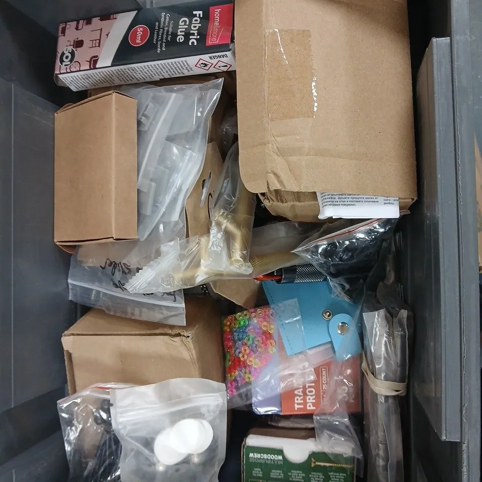 APPROXIMATELY 15 ASSORTED HOUSEHOLD PRODUCTS TO INCLUDE TRADING CARDS PROTECTOR,WASHABLE HAIR STICKING MACHINE, COLLAPSABLE COFFEE CUP ETC - COLLECTION ONLY 