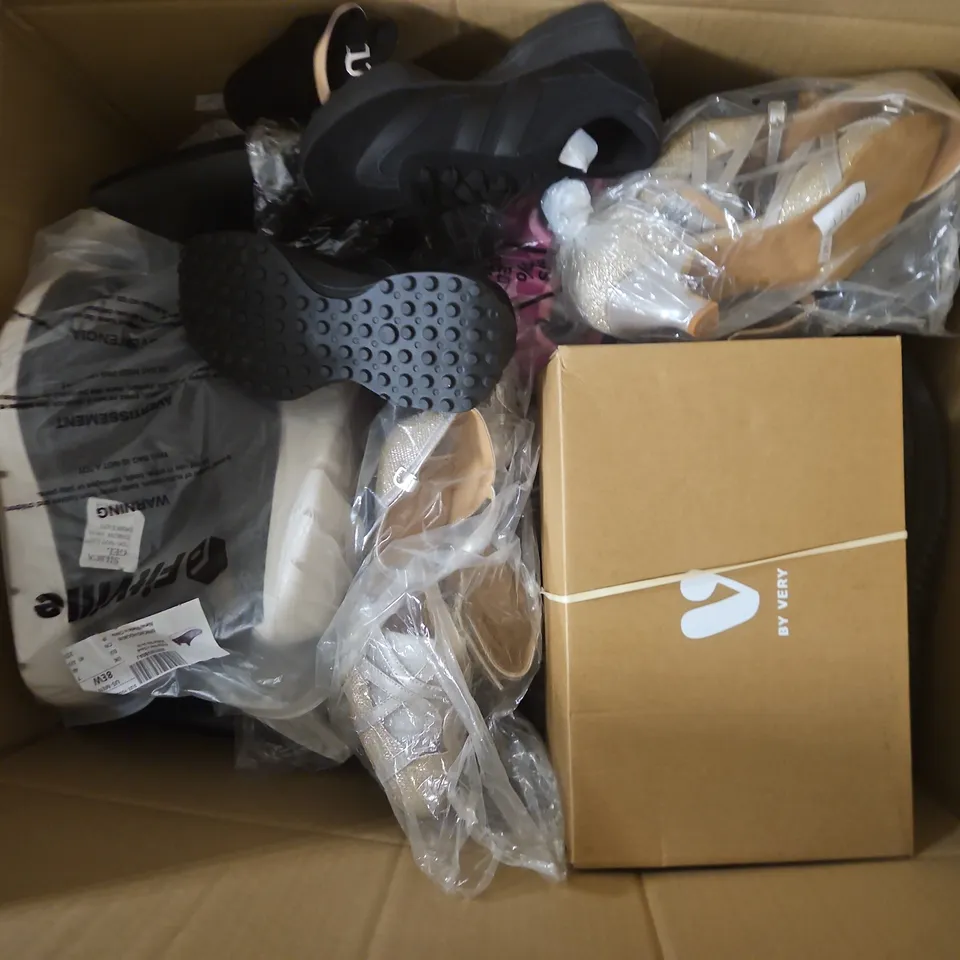 APPROXIMATELY 20 ASSORTED PAIRS OF SHOES AND FOOTWEAR ITEMS IN VARIOUS STYLES AND SIZES TO INCLUDE VERY, URBAN BEACH, HAVAIANAS, ETC - COLLECTION ONLY