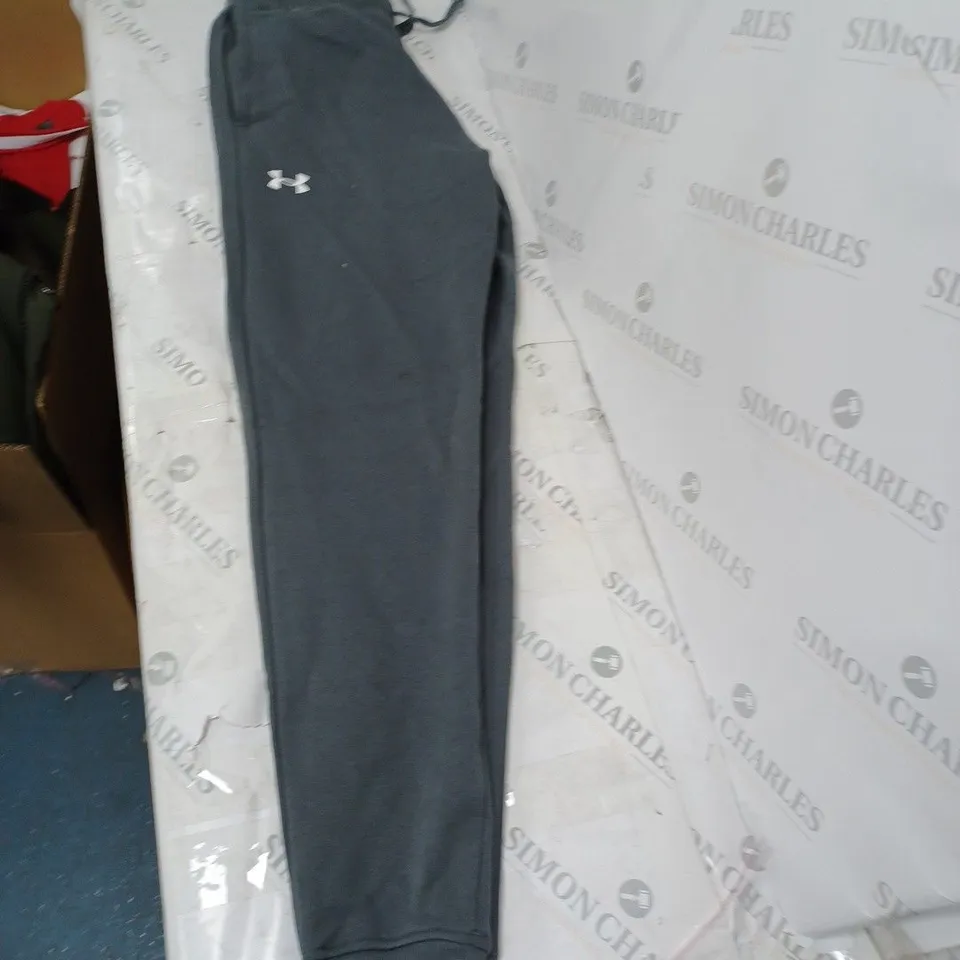 MENS UNDER ARMOUE PANTS SIZE SMALL - GREY 