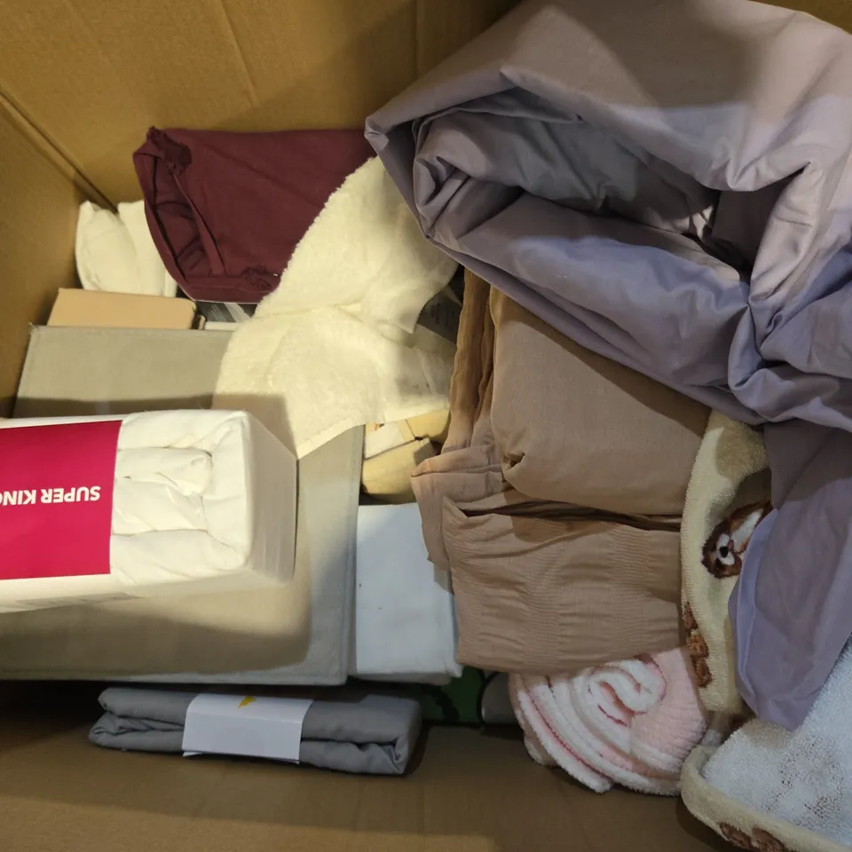 BOX OF APPROXIMATELY 12 ASSORTED BEDDING AND SOFT FURNISHING  ITEMS TO INCLUDE - BRUSHED COTTON DUVET SET DOUBLE , SINGLE DUVET SET , COMPLETE SHEET SET KING ETC