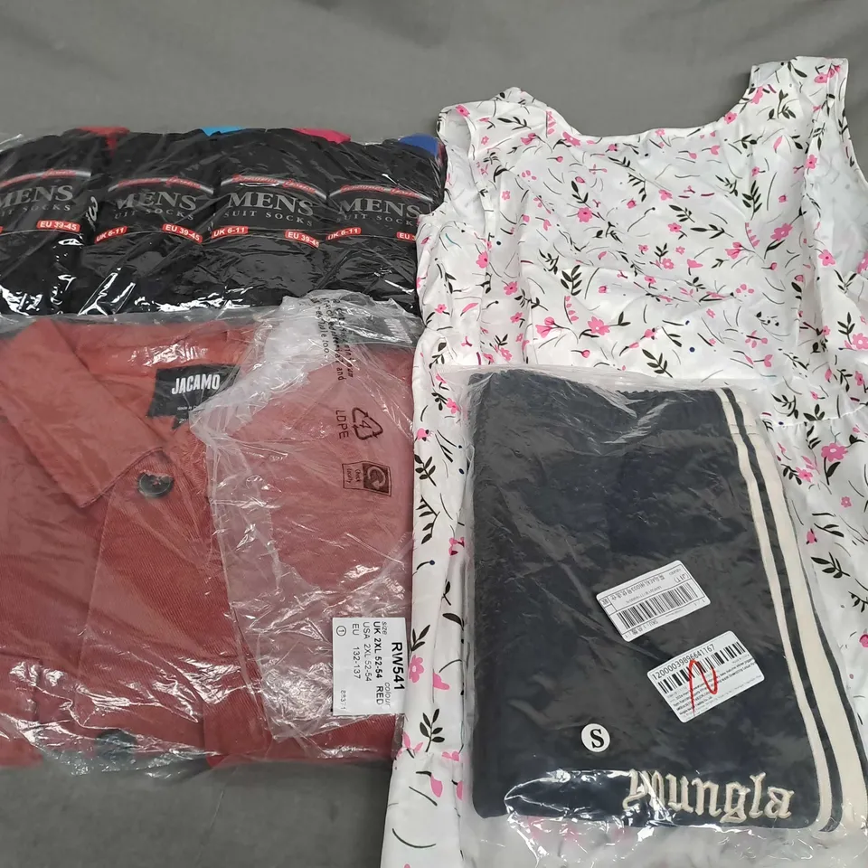 APPROXIMATELY 25 ASSORTED CLOTHING ITEMS IN VARIOUS SIZES TO INCLUDE DRESSES, JOGGERS, SOCKS, ETC