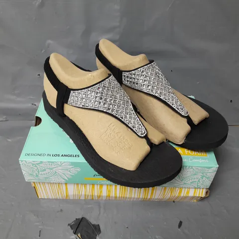 CALI FROM SKECHERS MEDI ROCKSTAR SANDALS BLACK/WHITE SIZE 5