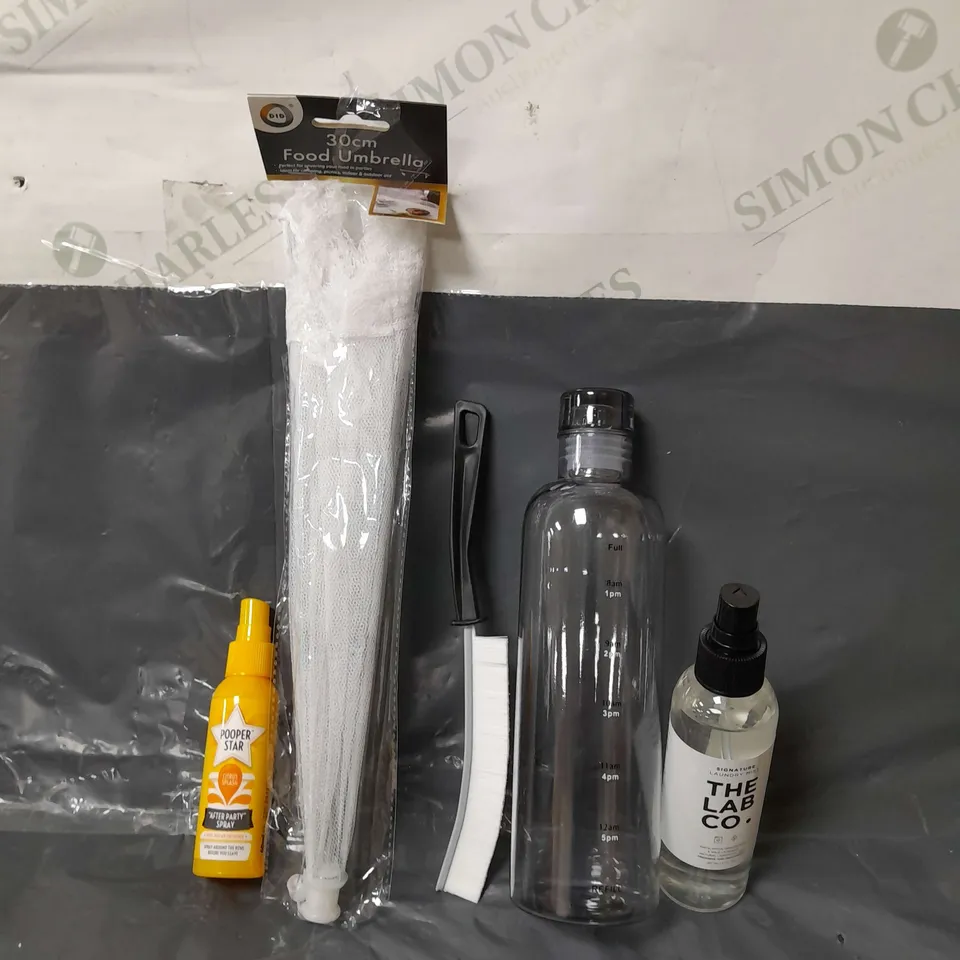 BOX OF APPROXIMATELY 14 ASSORTED ITEMS TO INCLUDE - POOPER STAR SPRAY , 360 FOOD NET , WATERBOTTLE ETC