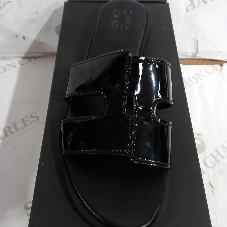 boxed pair of naturalizer sandals in black size 7