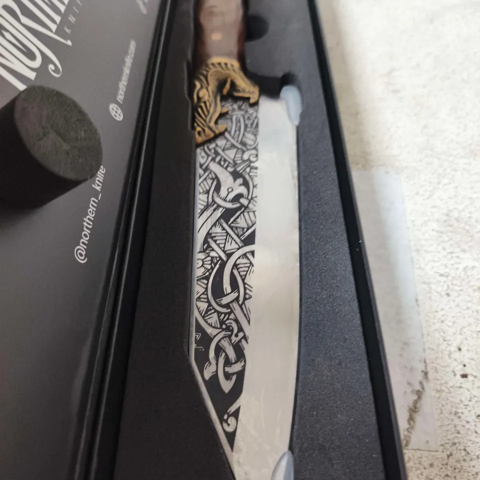 NORTHERN KNIFE BJORN SERIES KNIFE – ORNATE ETCHED BLADE, WOODEN HANDLE, IN PRESENTATION BOX