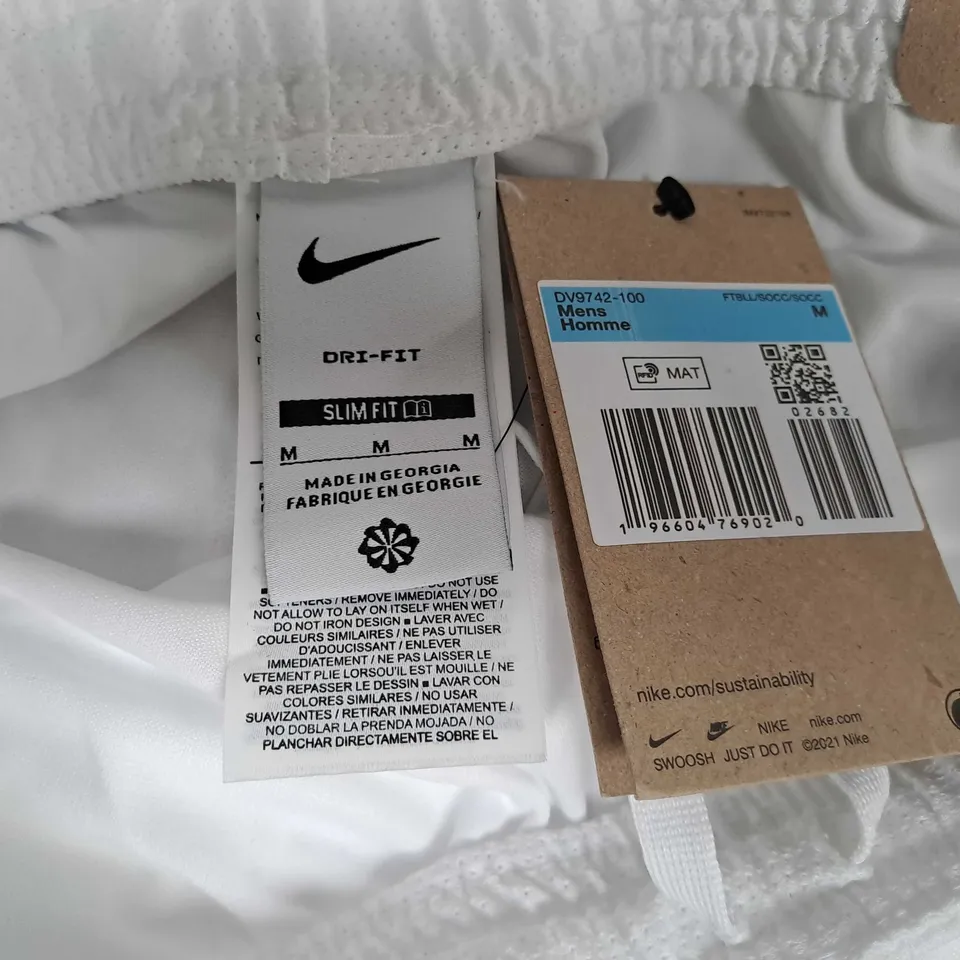 NIKE ACADEMY SHORTS IN WHITE - MEDIUM