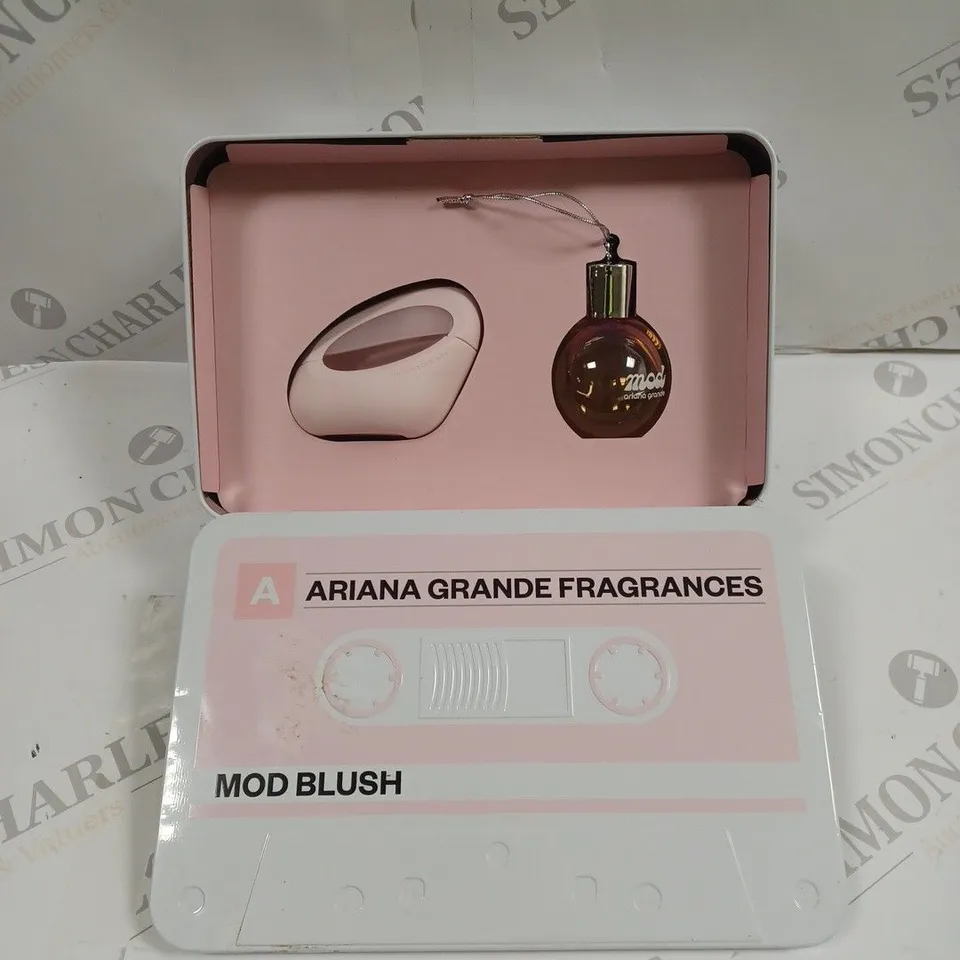BOXED ARIANA GRANDE MOD BLUSH EAU DE TOILETTE SET 