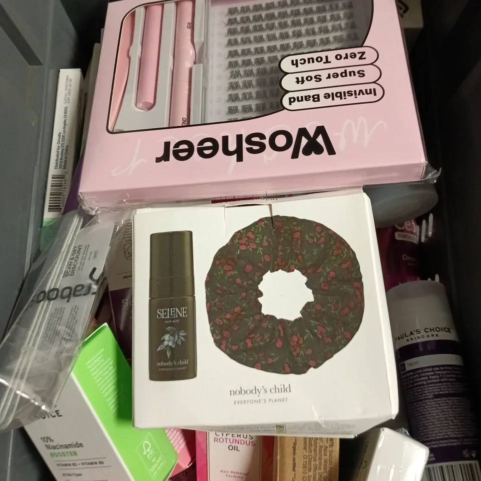 APPROXIMATELY 15 ASSORTED HEALTH & BEAUTY PRODUCTS TO INCLUDE NO7 FACE PALLETTE, MOOGOO, MINI SHAVER ETC 