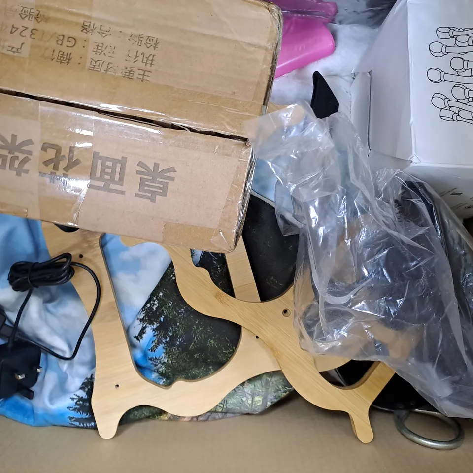 BOX OF APPROXIMATELY 10 ASSORTED HOUSEHOLD ITEMS TO INCLUDE BAMBOO KITCHEN TOOLS, USB DESK FAN, ETC - COLLECTION ONLY