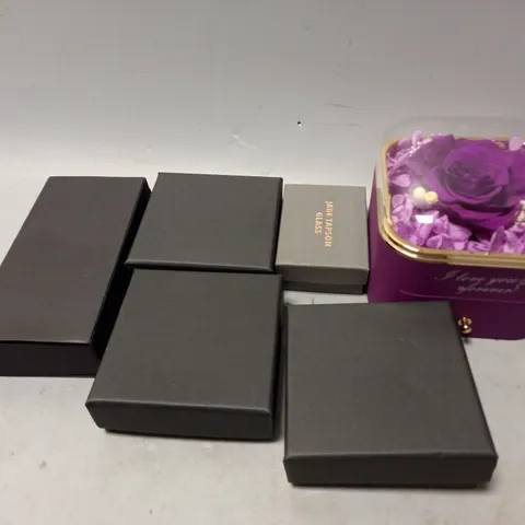 APPROXIMATELY 30 ASSORTED JEWELLERY PRODUCTS TO INCLUDE RINGS , WATCHES , NECKLACES , ETC