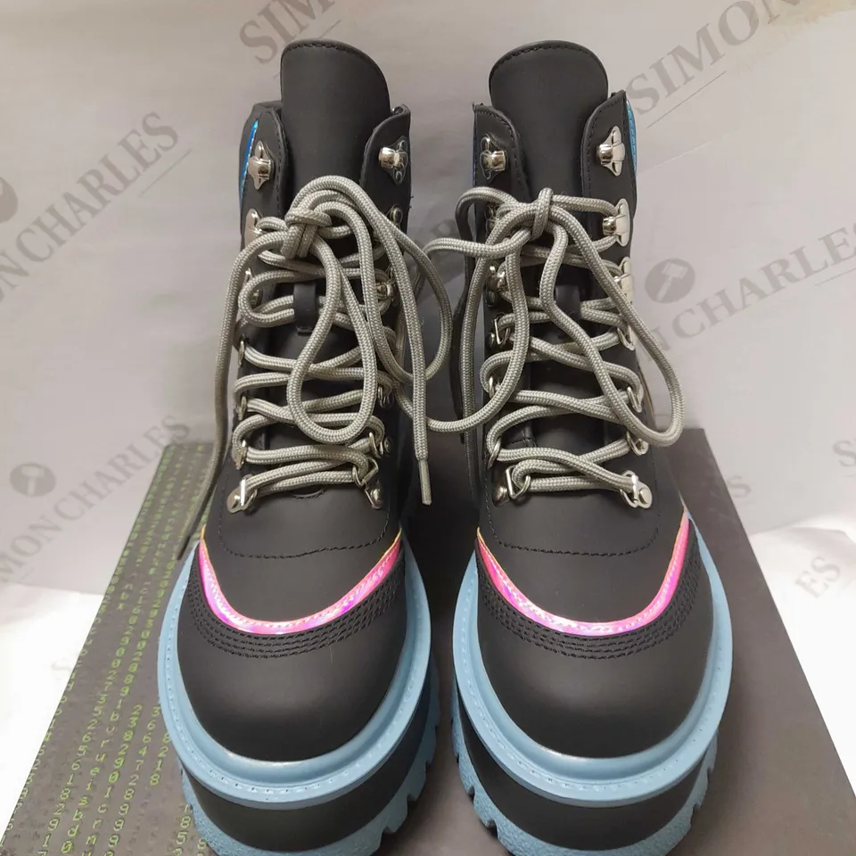 KOI SPECTRE FLASH MATRIX BLACK/TURQUOISE BOOTS - SIZE 3 