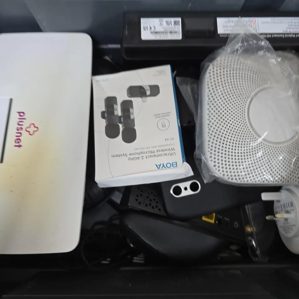 APPROXIMATELY 10 ASSORTED ELECTRICAL ITEMS TO INCLUDE VERIFONE V240M PLUS, PLUSNET HUB 1, MICROSOFT MOUSE, ETC