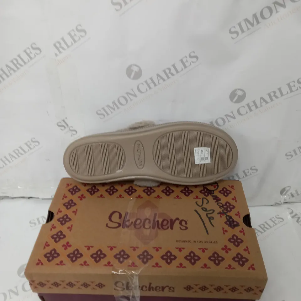 BOXED PAIR OF SKECHERS COZY SLIPPERS IN TAUPE SIZE 6
