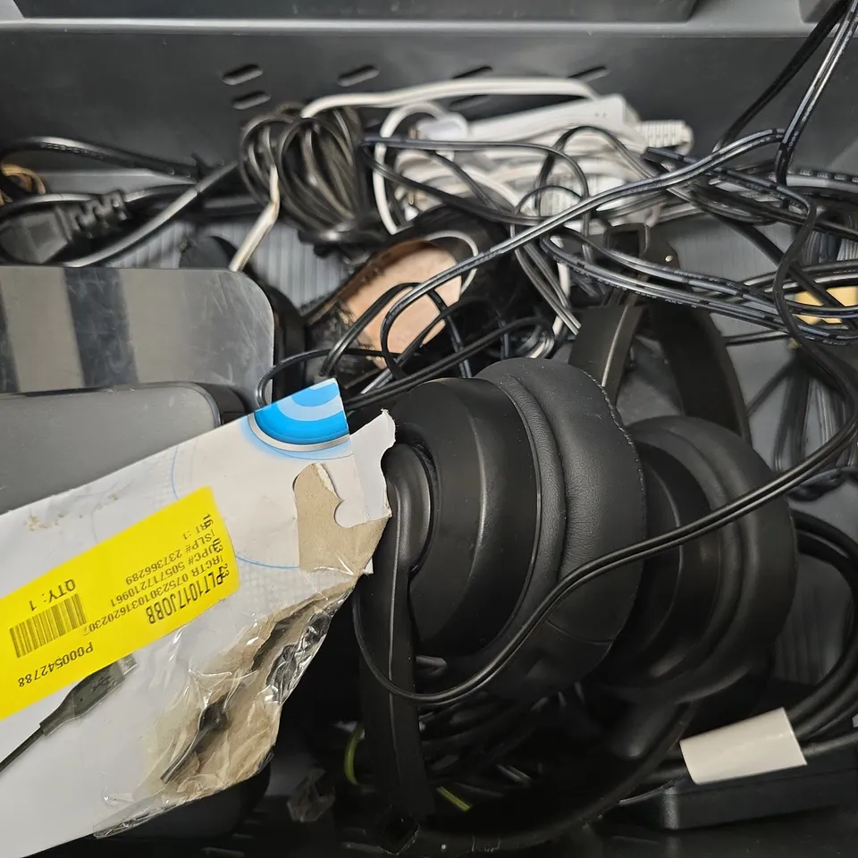 APPROXIMATELY 6 ASSORTED ITEMS TO INCLUDE - EE HUB , PORTABLE SPEAKER ETC