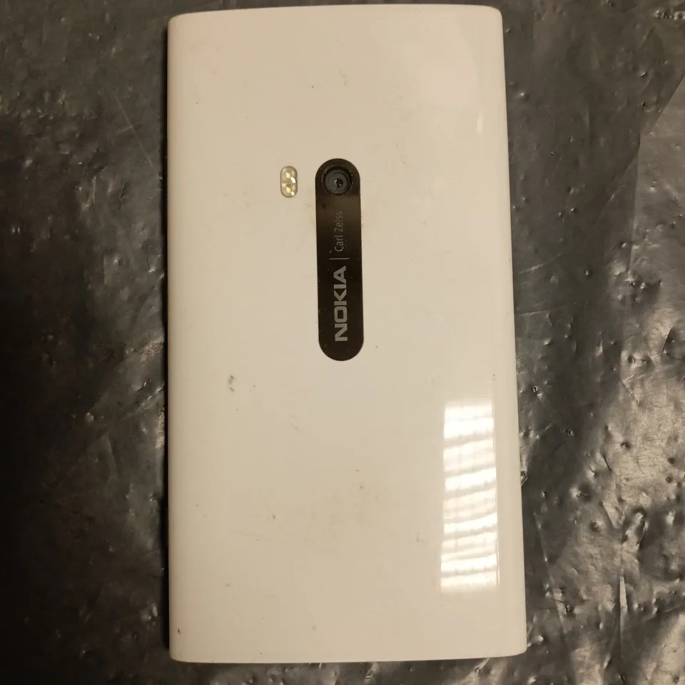 NOKIA LUMIA 920 MOBILE PHONE IN WHITE