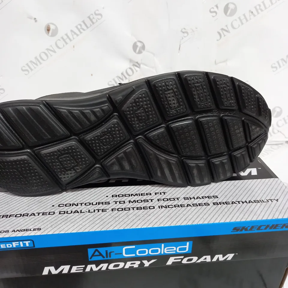 BOXED PAIR OF SKECHERS AIR COOLED MEMORY FOAM TRAINERS IN BLACK SIZE 9