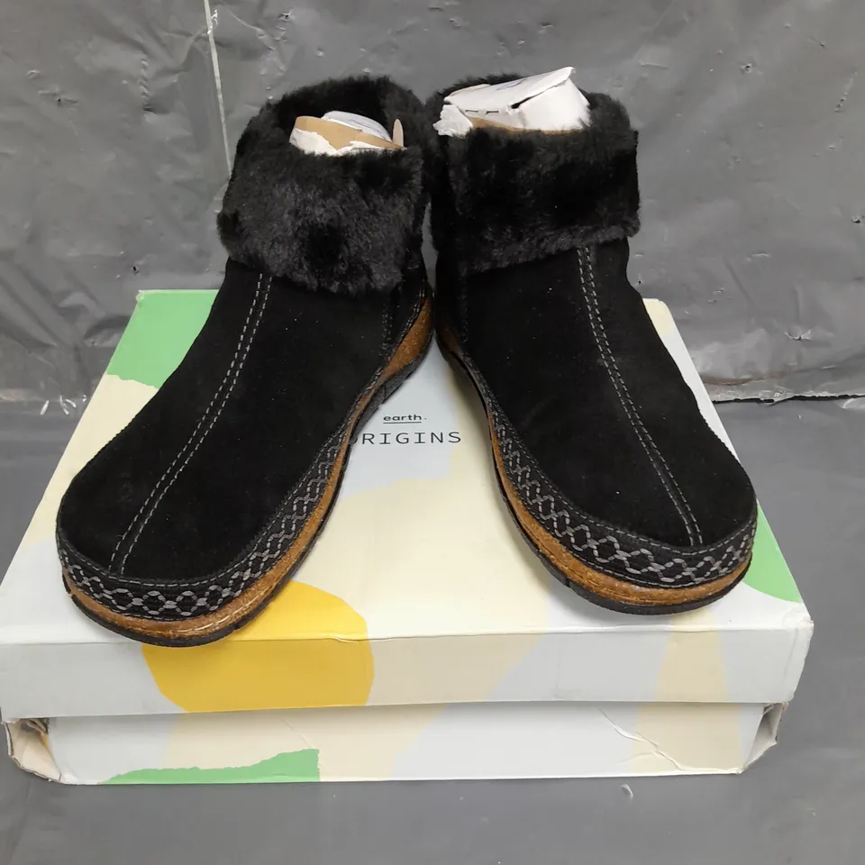 BOXED PAIR OF EARTH ORIGINALS EMMALYN BOOTIES IN BLACK SIZE 6