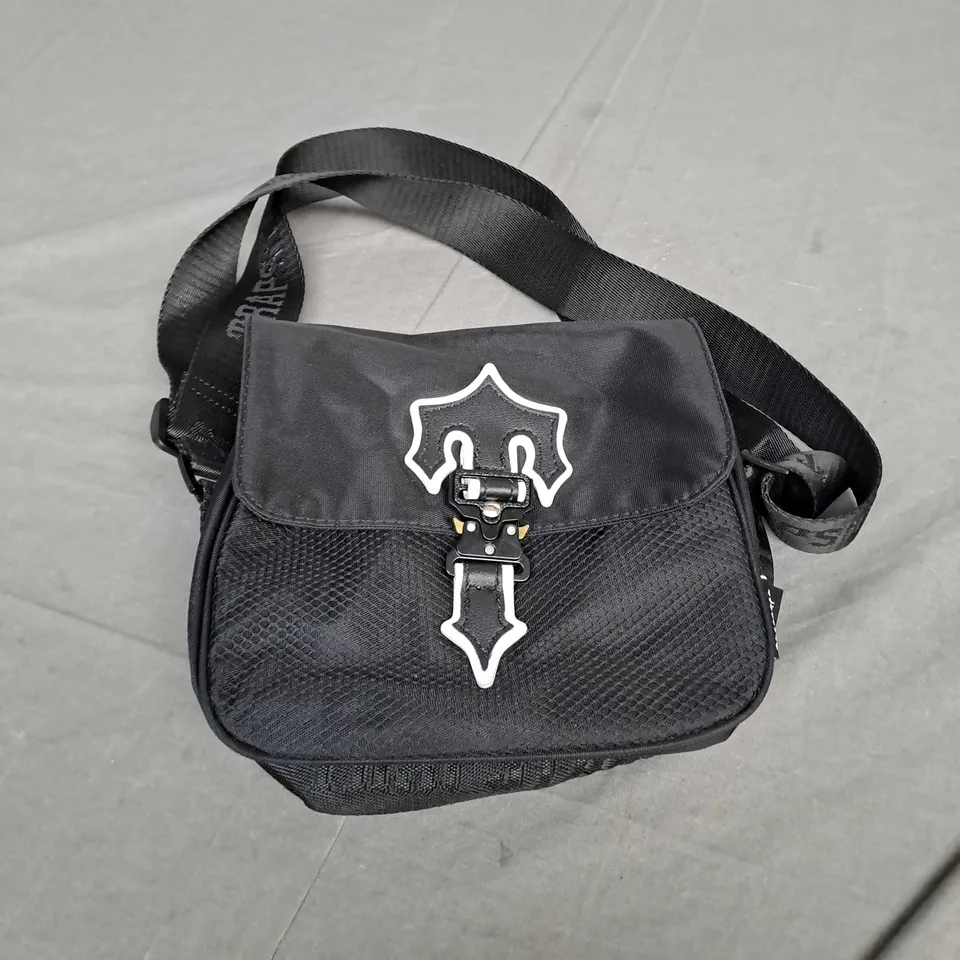 TRAPSTAR WAIST BAG IN BLACK