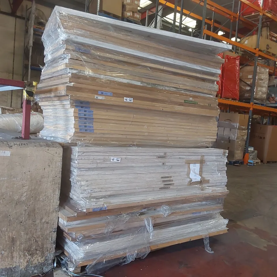 PALLET CONTAINING A VERY LARGE QUANTITY OF INTERNAL WOODEN DOORS 