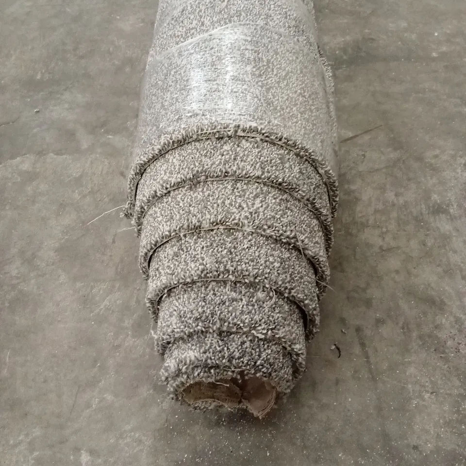 ROLL OF QUALITY CORNICHE STONEWARE CARPET // APPROX SIZE; 2.05 x 4m