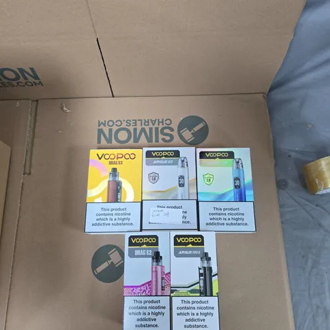 BOX OF APPROXIMATELY 30 ASSORTED E-CIGARETTES AND ACCOMPANIMENTS TO INCLUDE: VARIOUS VOOPOO ITEMS 