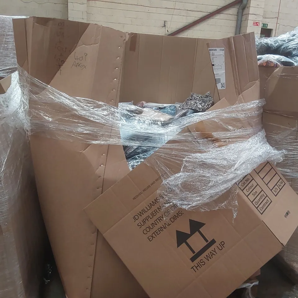 PALLET CONTAINING APPROXIMATELY 400x BRAND NEW ASSORTED DESIGNER CLOTHING ITEMS