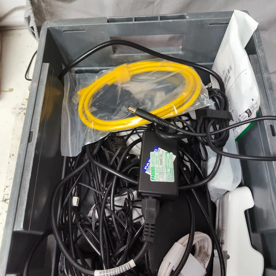 APPROXIMATELY 15 ASSORTED ELECTRICAL PRODUCTS TO INCLUDE REMOTE CONTROL, BT HUBS AND A HDMI CABLE