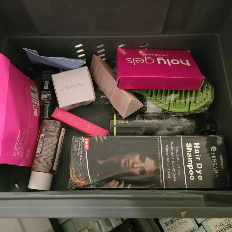 APPROXIMATELY 20 ASSORTED HEALTH AND BEAUTY ITEMS TO INCLUDE PALMERS BODY OIL, LOREAL SHOWER GEL AND FACIAL CARE TOOLS